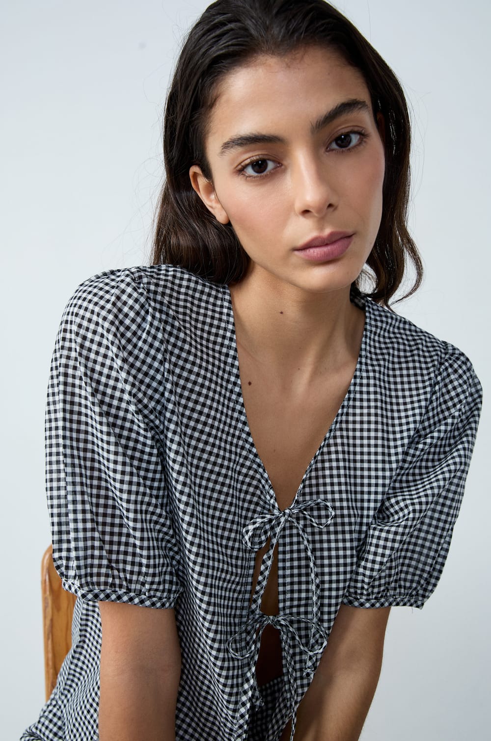 Short-sleeved checkered cotton blouse with bows;${refinementColor}