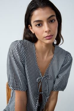Short-sleeved checkered cotton blouse with bows;${refinementColor}