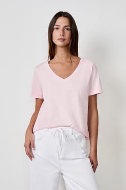 T-shirt col V manches courtes en coton;${refinementColor}