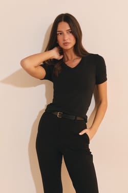 Camiseta con cuello en V y algod&oacute;n modal;${refinementColor}