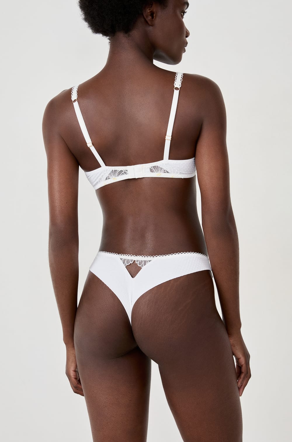 Tanga brodé;${refinementColor}