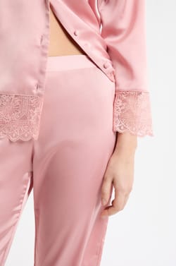 Pantalon de pyjama satin&eacute; avec d&eacute;tails dentelle;${refinementColor}