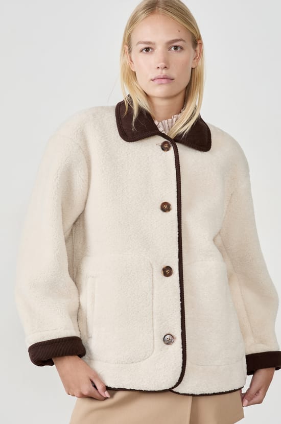 Manteau court en fausse fourrure;${refinementColor}