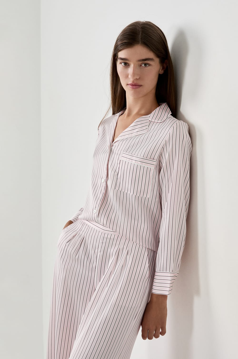 Gestreifte Pyjama-Bluse aus Satin;${refinementColor}
