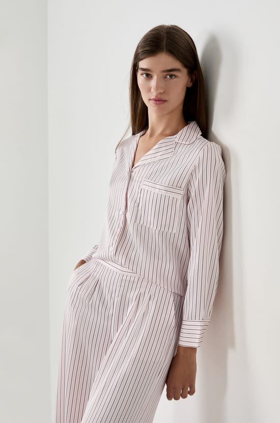 Chemise de pyjama en satin &agrave; rayures;${refinementColor}