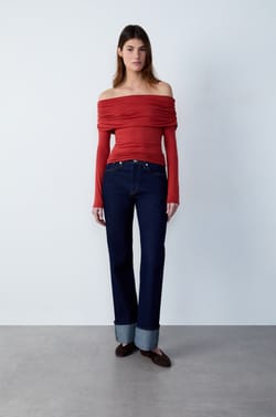 Long-sleeved off-shoulder T-shirt;${refinementColor}