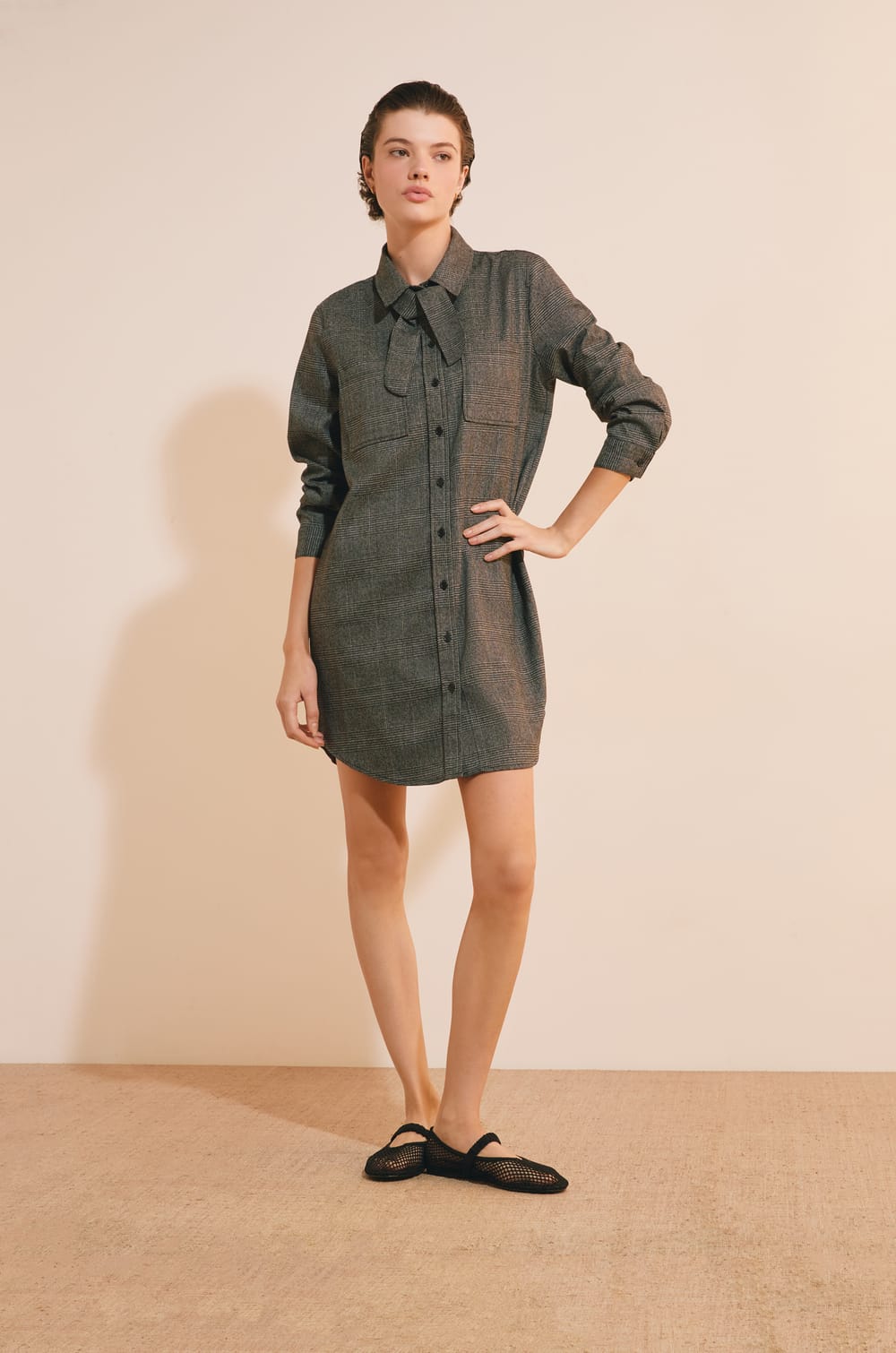 Robe courte avec boutons;${refinementColor}