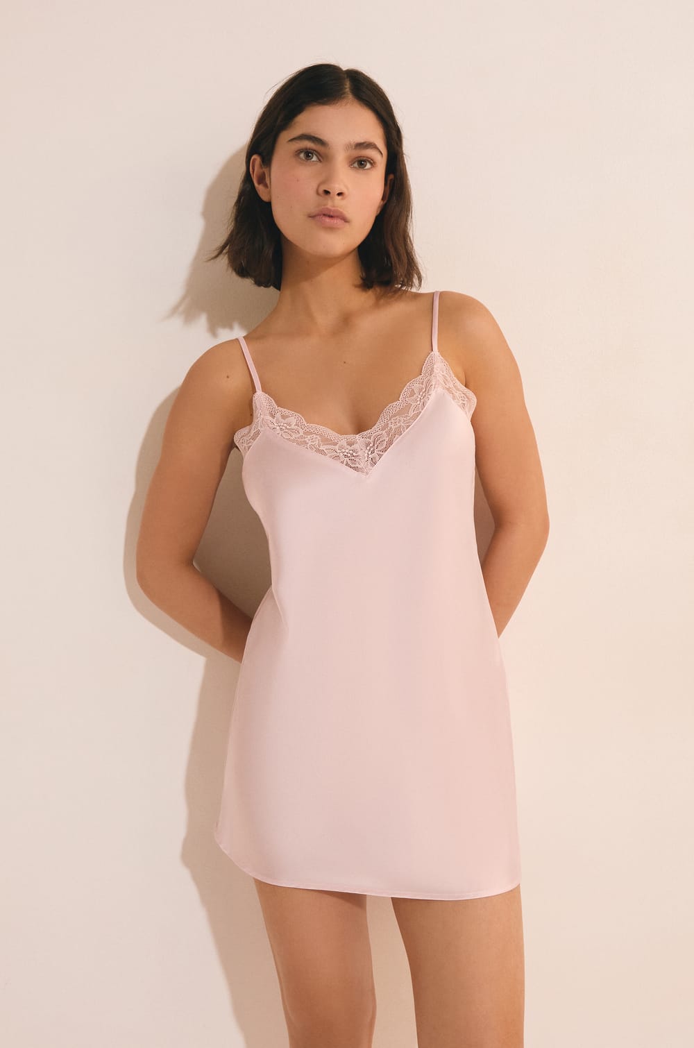 Nuisette courte satin&eacute;e;${refinementColor}