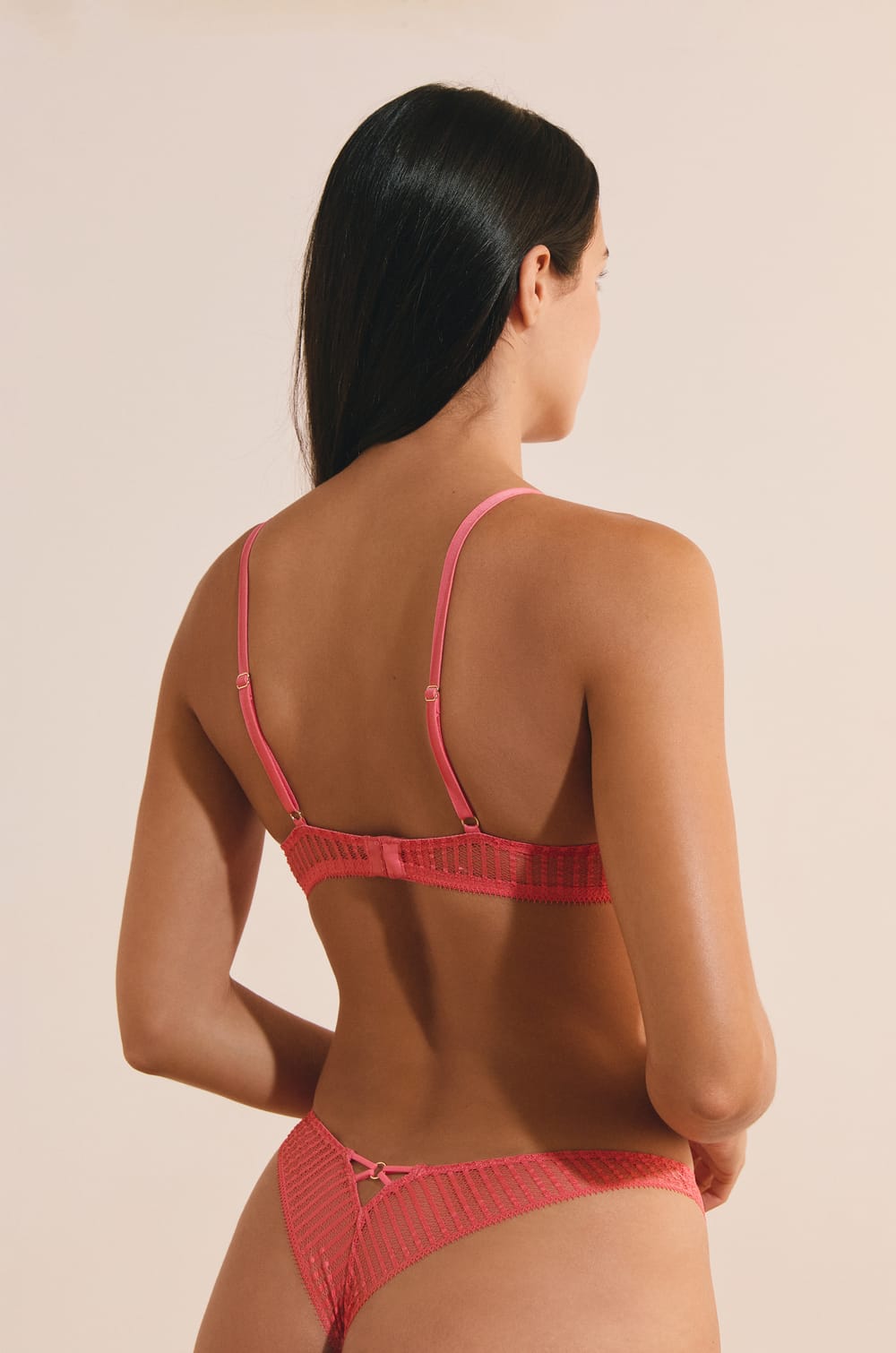 Tanga en dentelle;${refinementColor}