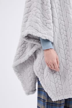 Poncho à manches 3/4;${refinementColor}