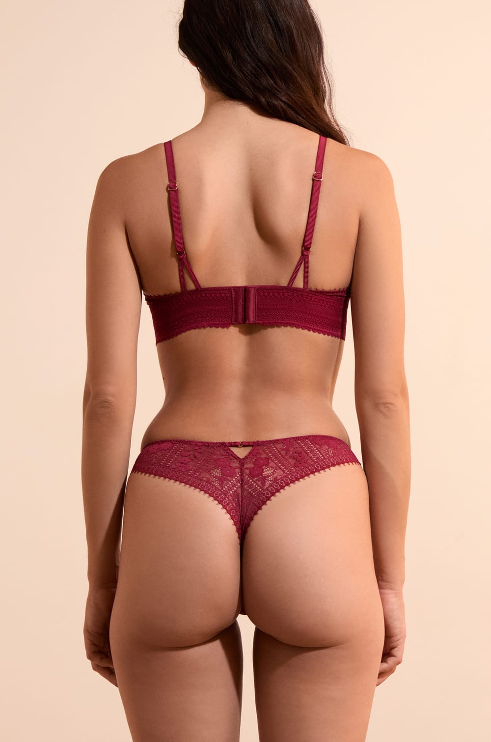 Tanga en dentelle;${refinementColor}