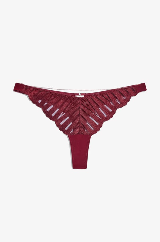 Tanga de encaje con detalles de bisutería;${refinementColor}