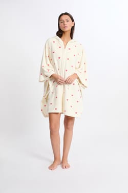 Poncho mit Herzmotiven;${refinementColor}