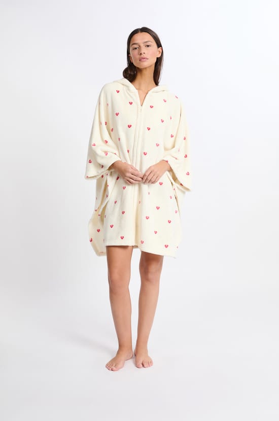 Poncho mit Herzmotiven;${refinementColor}