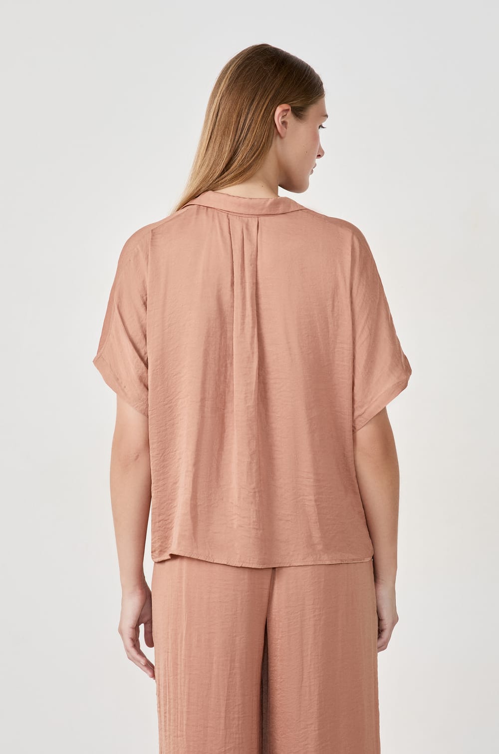 Chemise manches courtes satinée;${refinementColor}