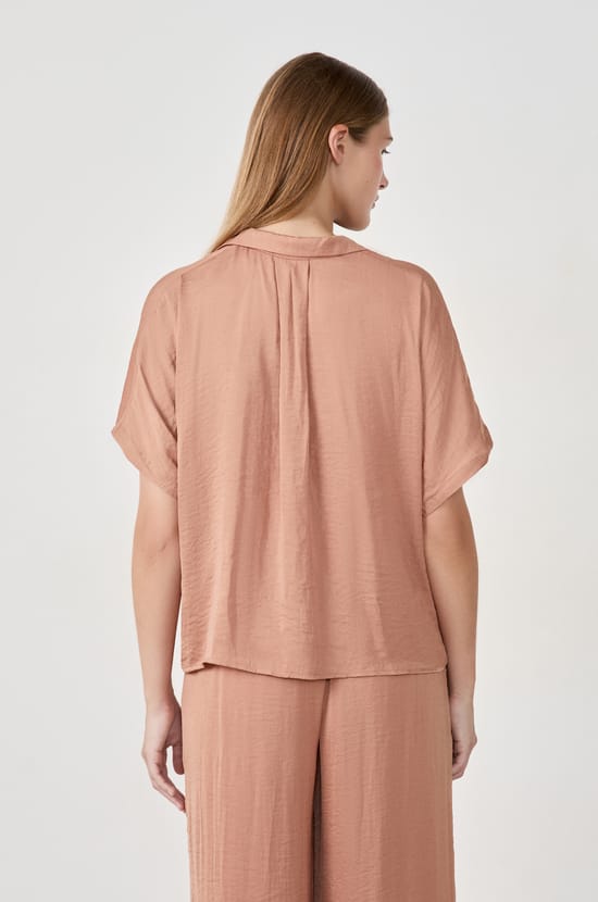 Chemise manches courtes satinée;${refinementColor}