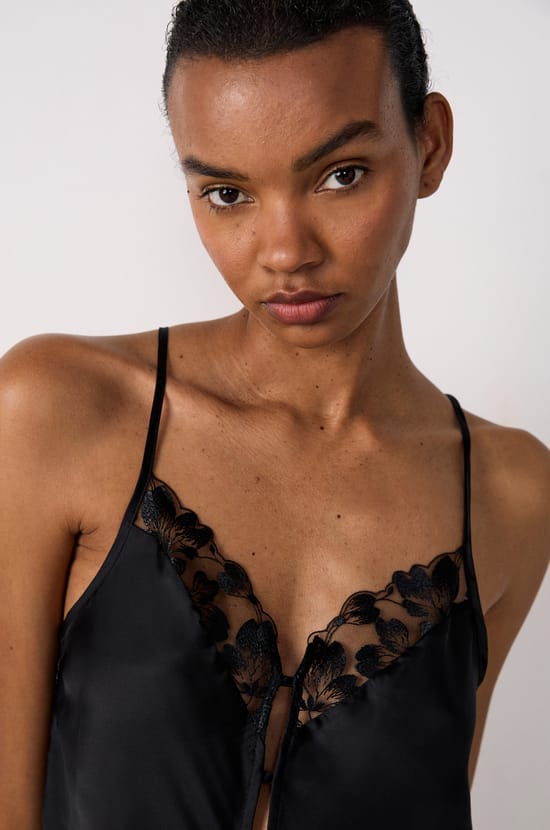 Caraco satiné détails broderie;${refinementColor}