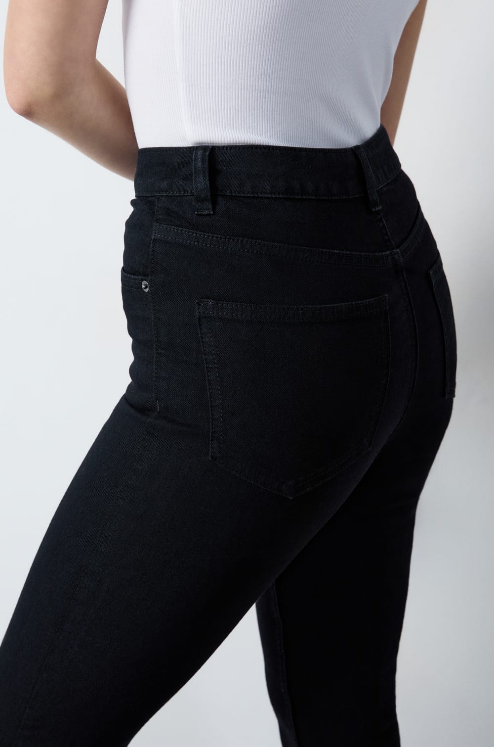 Vaqueros de corte slim;${refinementColor}