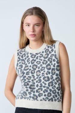 Sleeveless leopard print sweater;${refinementColor}