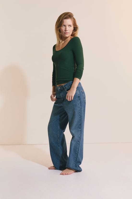 Long-sleeved round neck t-shirt with integrated bra;${refinementColor}