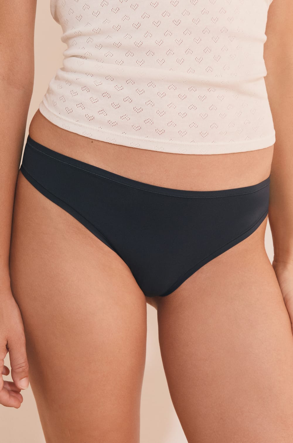 Tanga en microfibre;${refinementColor}