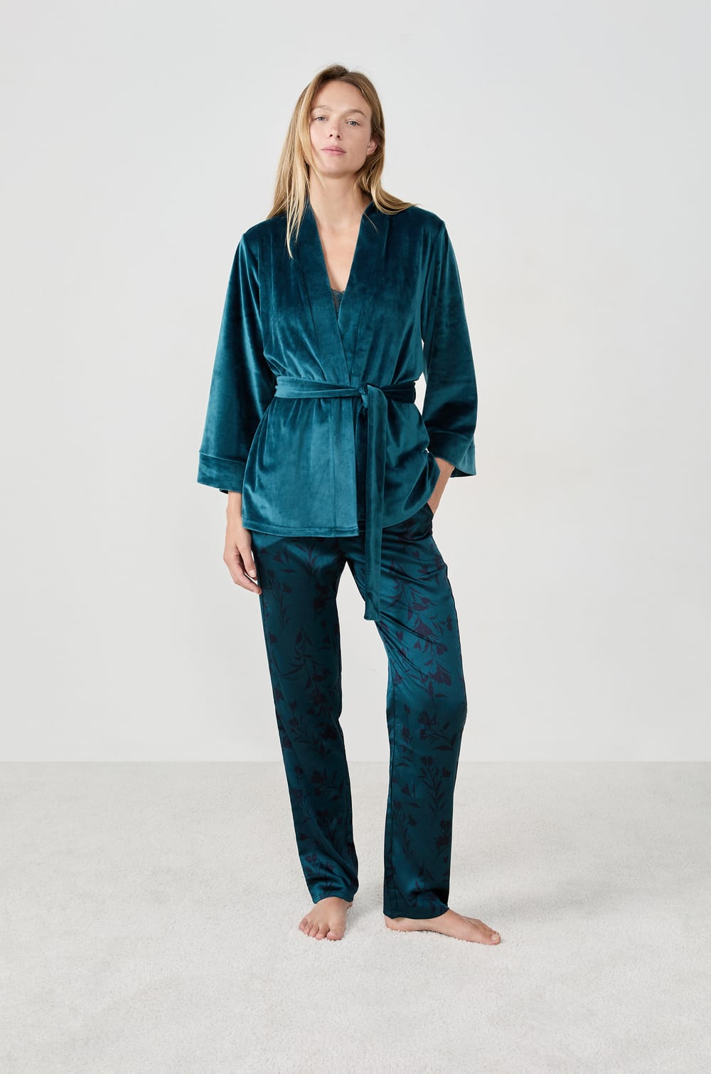 Ensemble de pyjama 3 pièces satiné;${refinementColor}