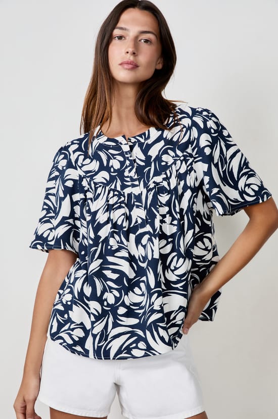 Short-sleeved patterned blouse;${refinementColor}