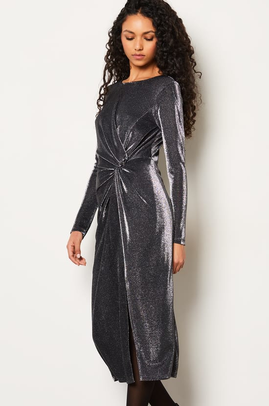 Robe longue argenté avec fente sur le coté;${refinementColor}