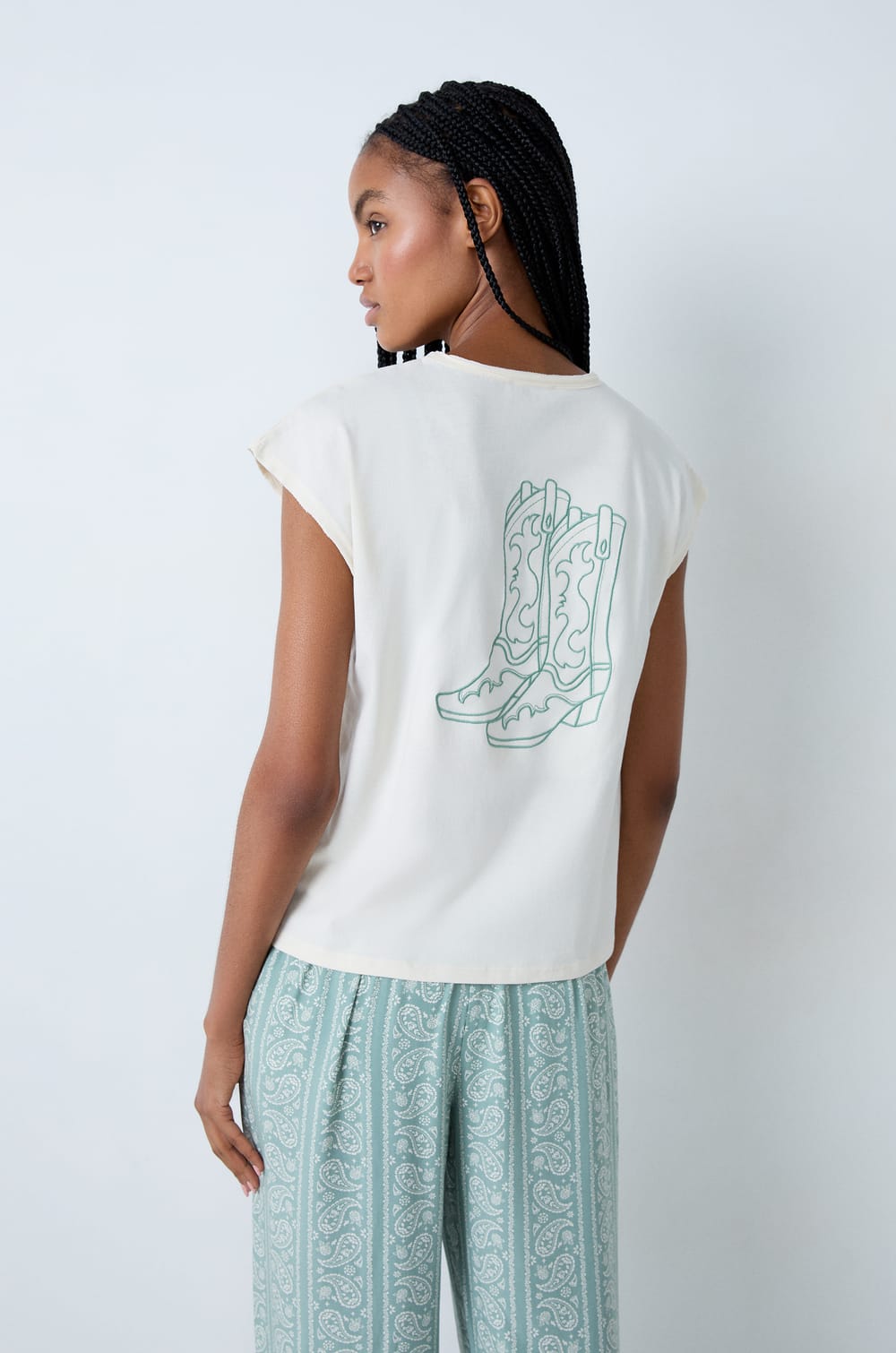 Kurzarm-T-Shirt aus Baumwolle mit Cowboystiefel-Motiv auf dem Rücken;${refinementColor}