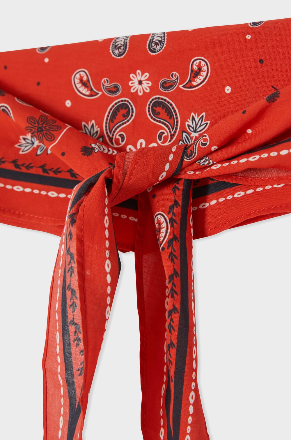 Foulard en soie &agrave; motifs coeurs;${refinementColor}