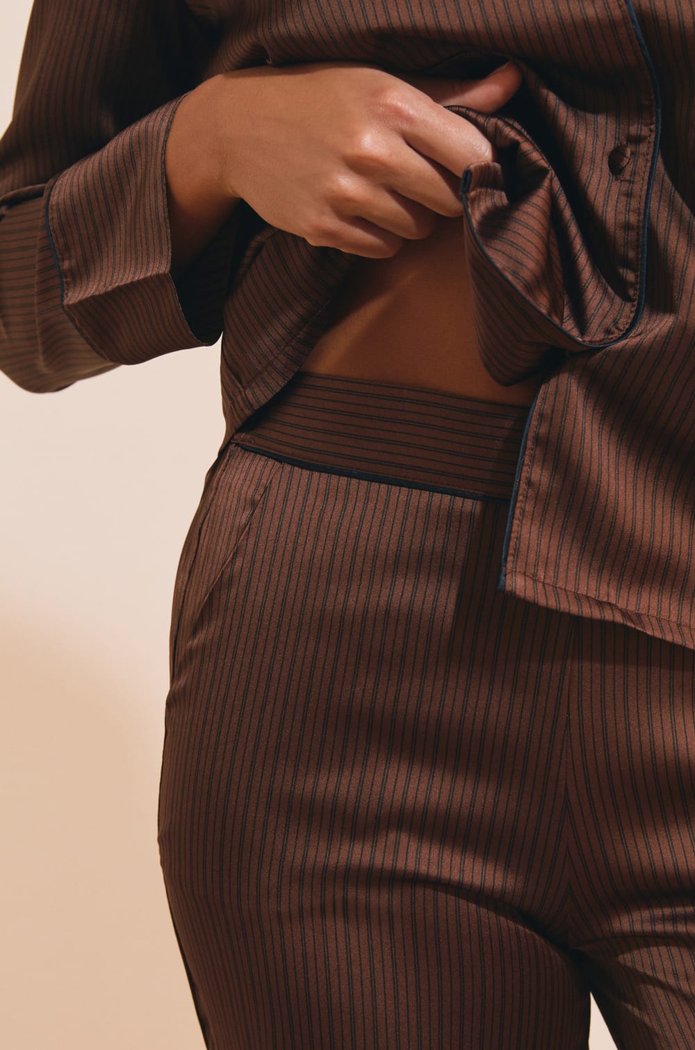 Pantalon de pyjama satin&eacute; &agrave; motifs;${refinementColor}