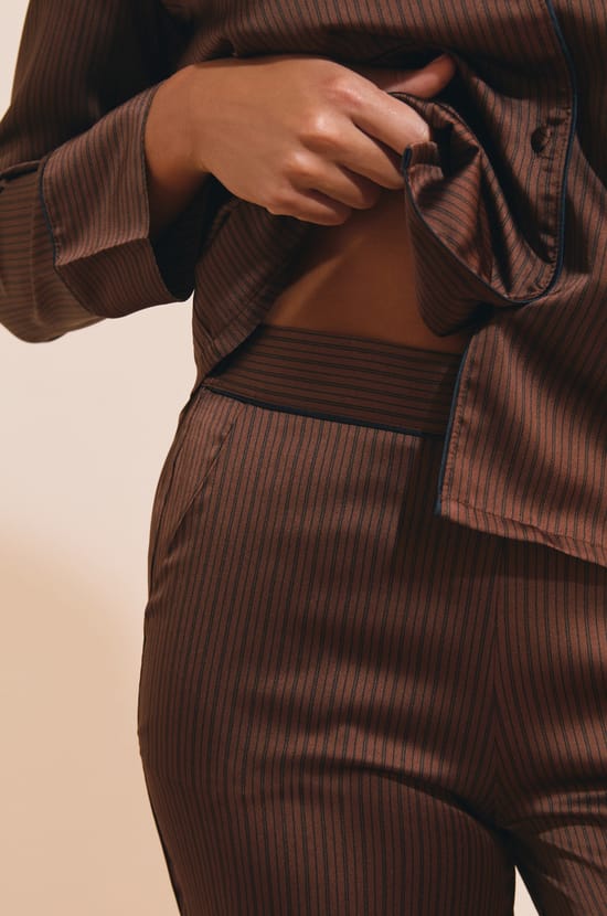 Pantalon de pyjama satin&eacute; &agrave; motifs;${refinementColor}