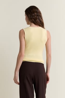 D&eacute;bardeur en maille fine c&ocirc;tel&eacute;e;${refinementColor}