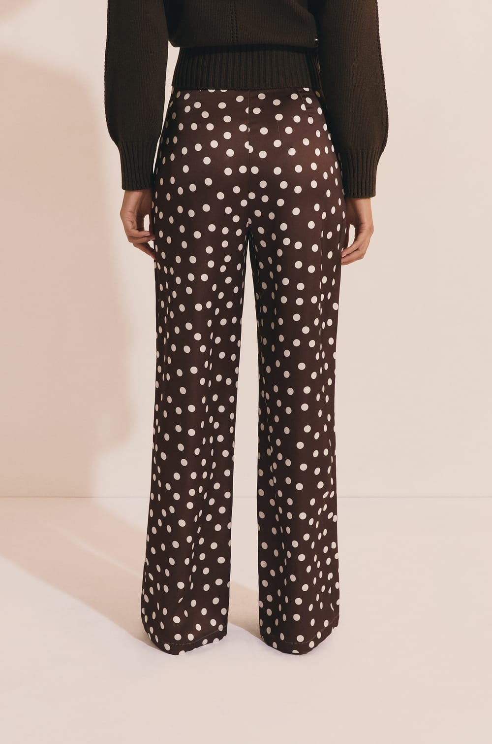 Pantalon droit satin&eacute; &agrave; pois;${refinementColor}