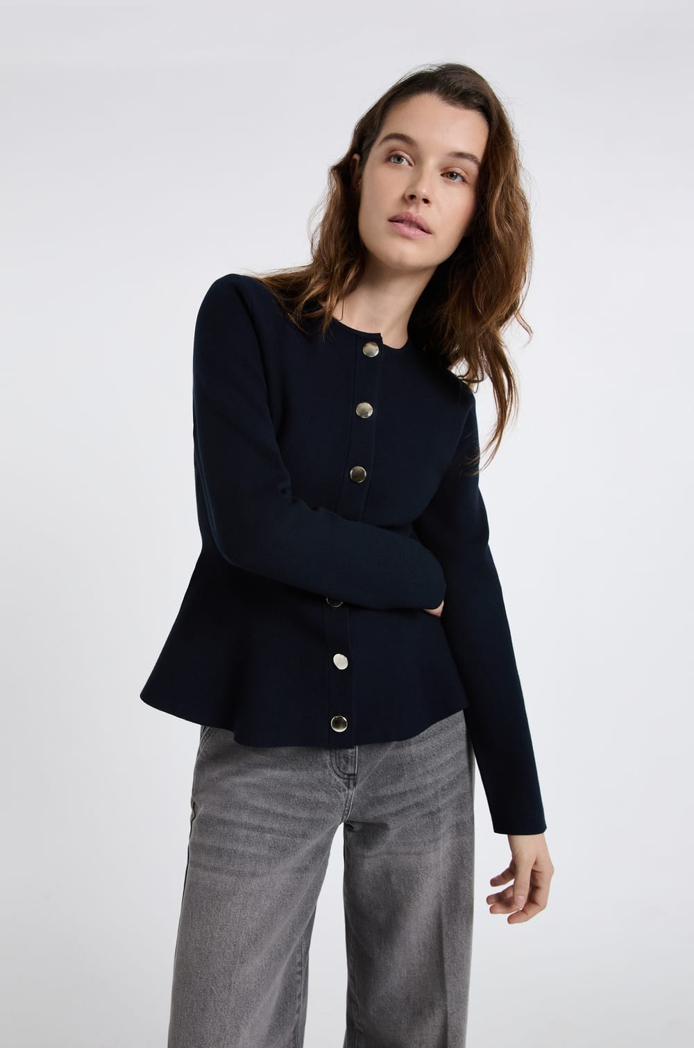 Top &agrave; manches longues avec boutons dor&eacute;s;${refinementColor}