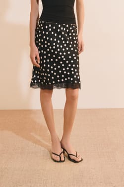 Jupe courte satin&eacute;e &agrave; pois d&eacute;tails dentelle;${refinementColor}