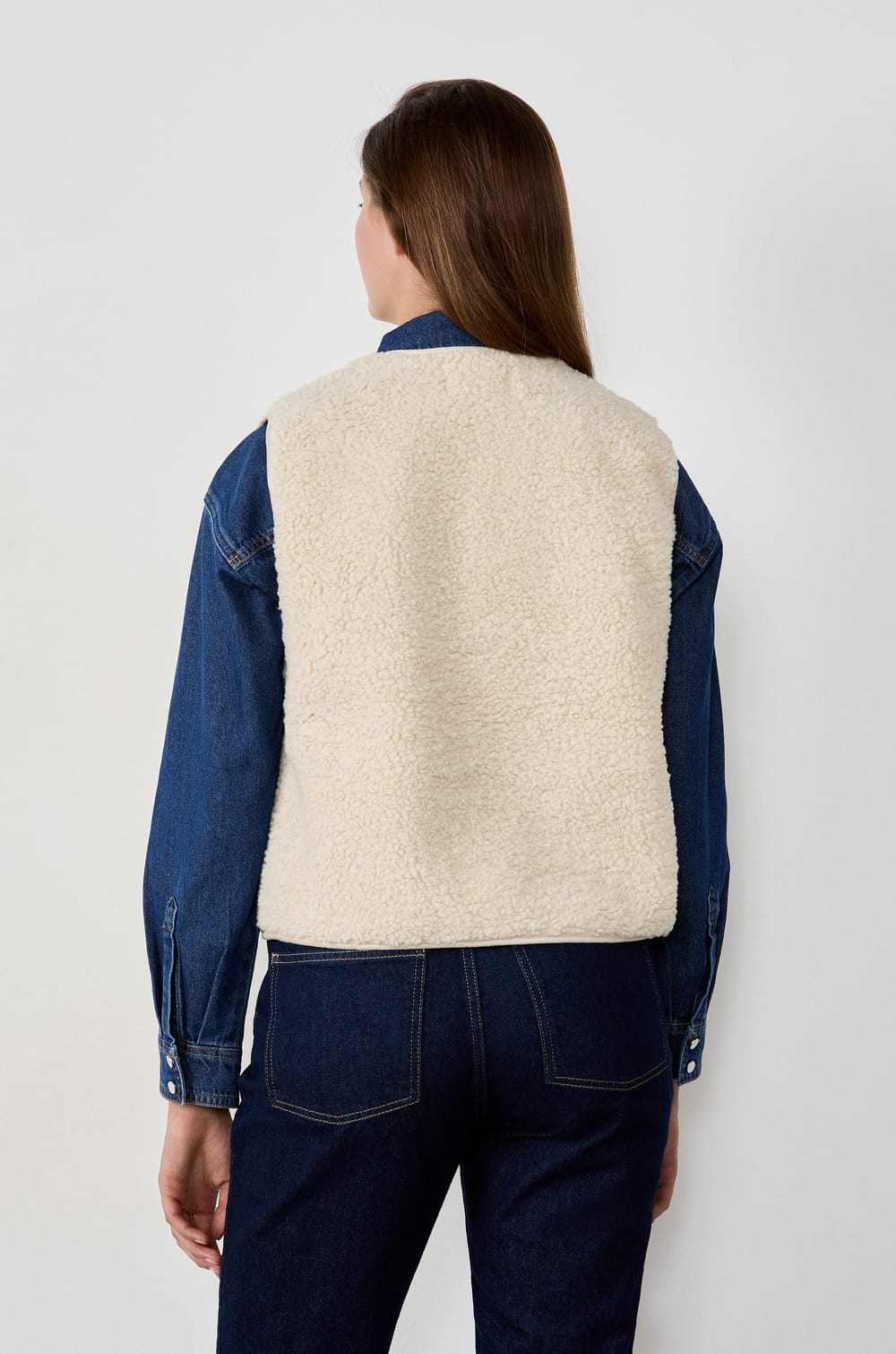 Veste sans manches en fausse fourrure;${refinementColor}