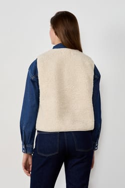 Veste sans manches en fausse fourrure;${refinementColor}