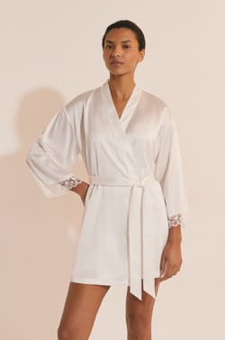 D&eacute;shabill&eacute; de pyjama satin&eacute; avec d&eacute;tail en dentelle;${refinementColor}