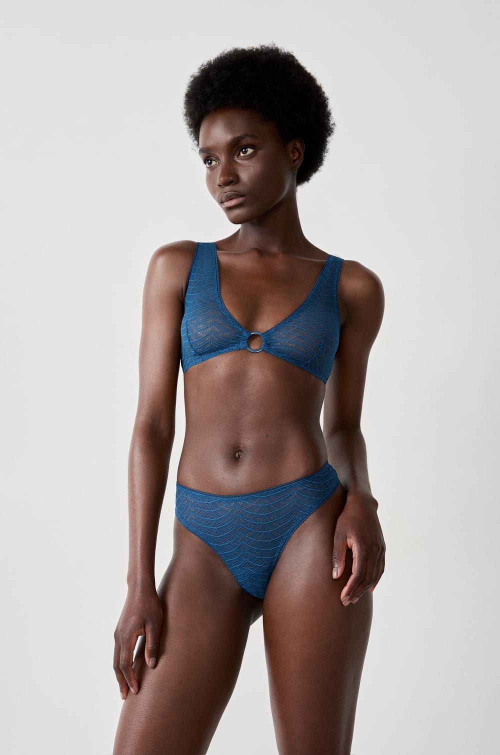 Tanga en dentelle;${refinementColor}