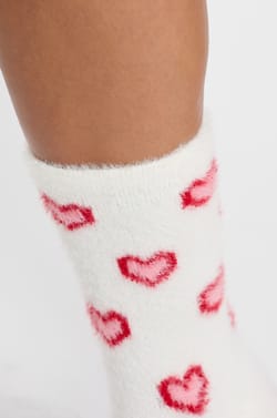 Socken aus grobem Strick mit Herzprint;${refinementColor}