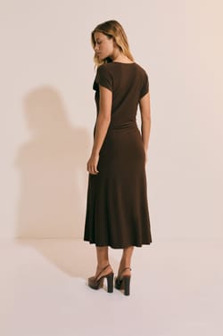 Robe longue &agrave; enolure asym&eacute;trique avec d&eacute;tail bijou;${refinementColor}