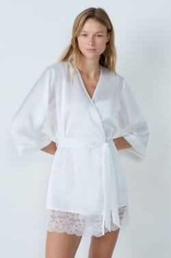 Kimono aus Satin mit Spitzendetails;${refinementColor}