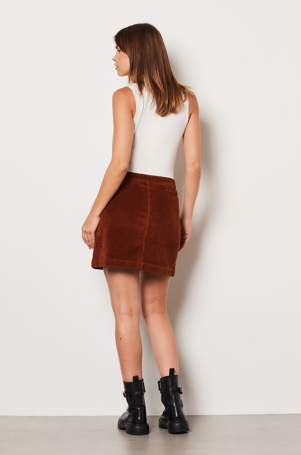 Short ribbed skirt;${refinementColor}