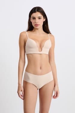 Wireless bra with lightly lined cups for special necklines;${refinementColor}