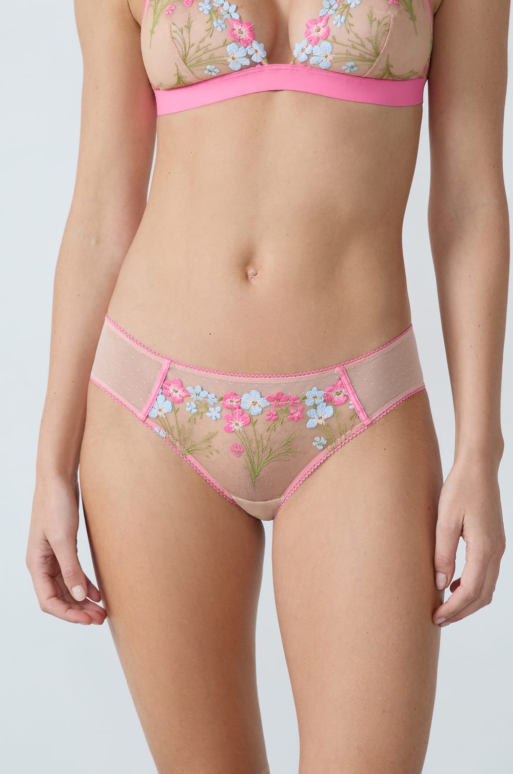 Panty tipo hipster bordado;${refinementColor}