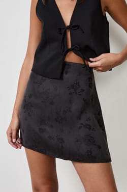 Falda corta fluida con estampado floral;${refinementColor}