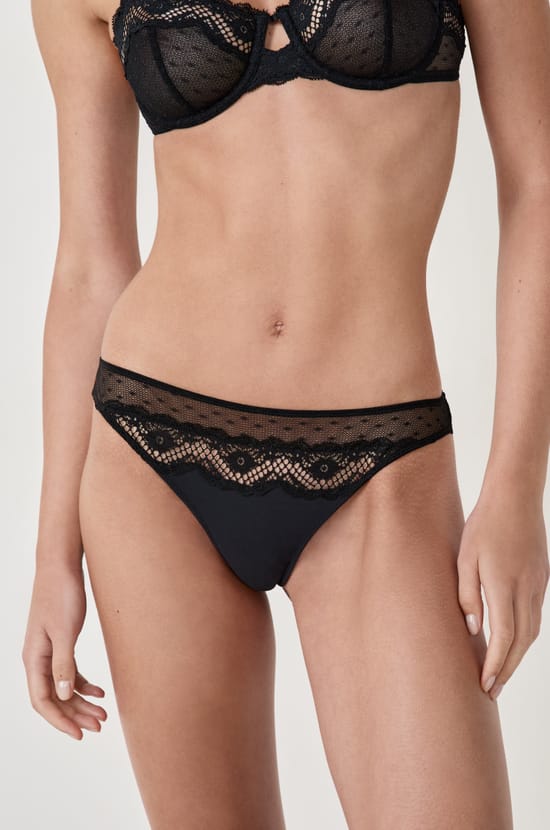 Tanga en dentelle;${refinementColor}