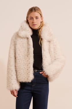 Manteau court en fausse fourrure;${refinementColor}