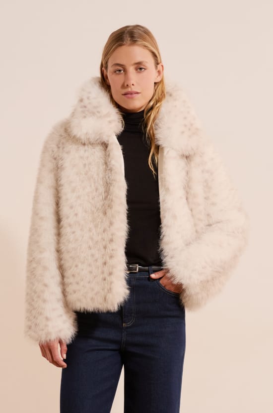Manteau court en fausse fourrure;${refinementColor}